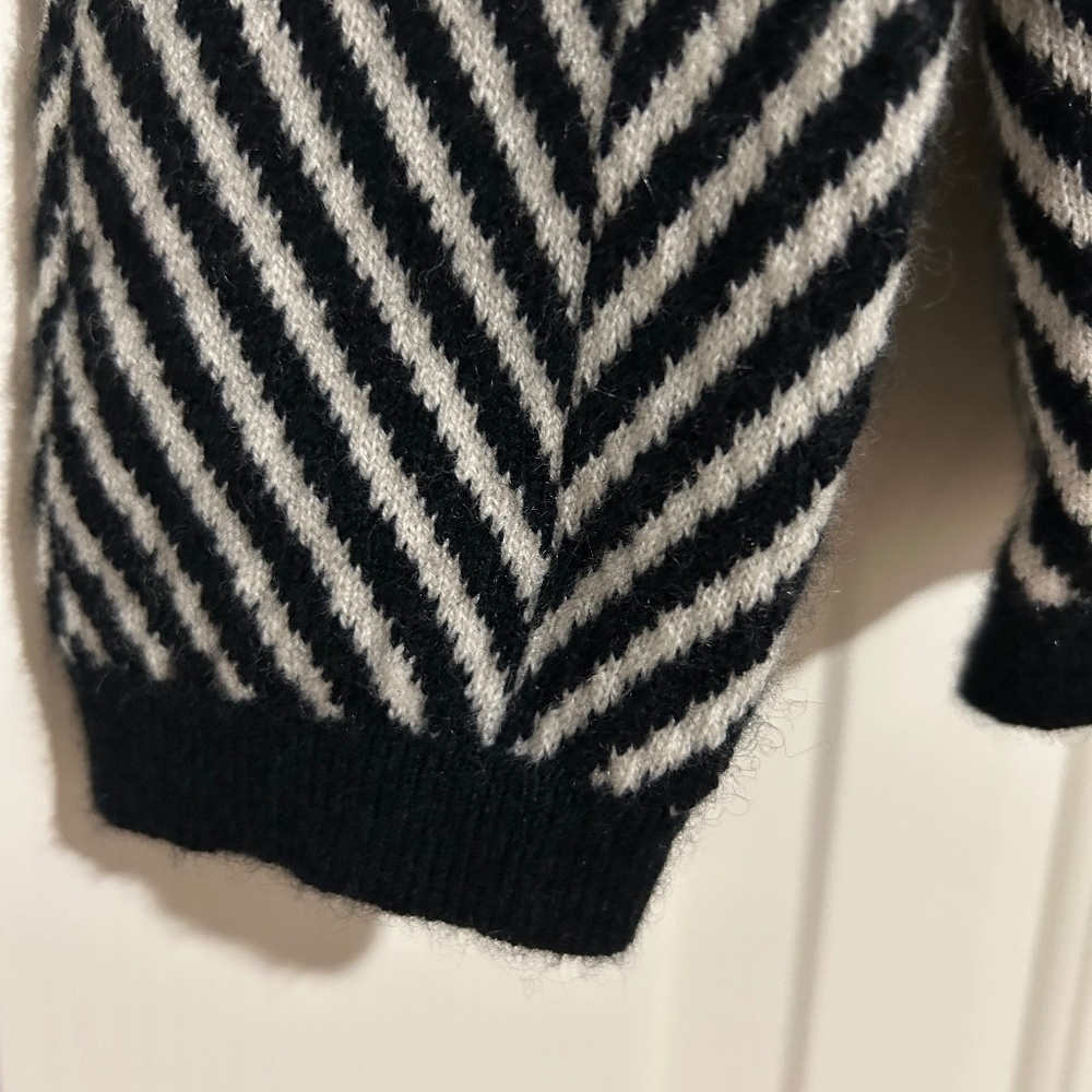 Lands’ End 100% Cashmere Black and White Chevron Sweater Size XSP Preppy! - Picture 3 of 5
